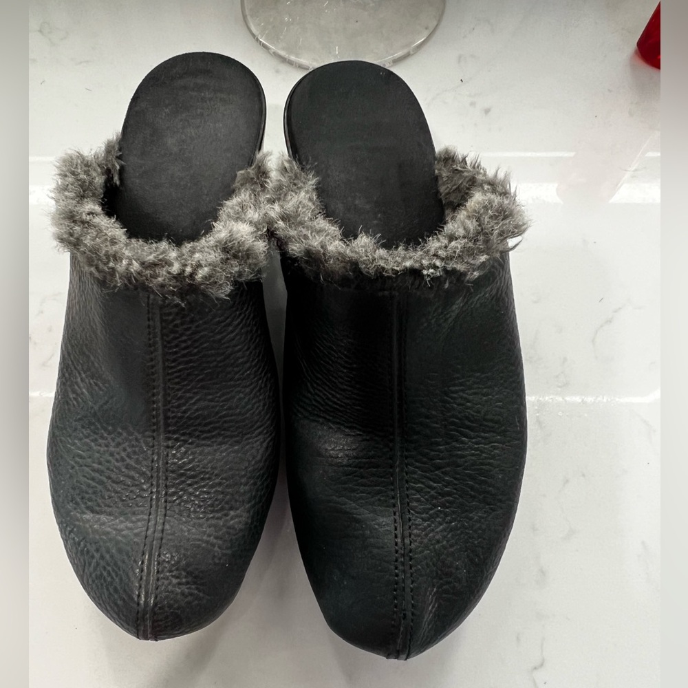 Women's Black Leather Fur-Lined Clogs